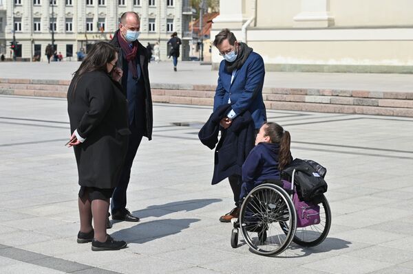 Žmonės su negalia pažymėjo, kad vietos valdžios institucijos turėtų skirti daugiau dėmesio sąlygų neįgaliesiems mieste gerinimui. - Sputnik Lietuva