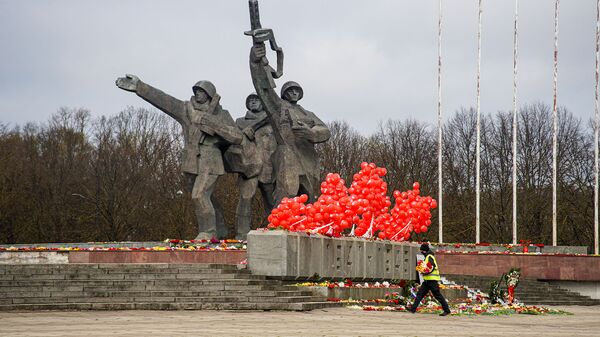 Цветы у памятника Освободителям Риги  - Sputnik Литва