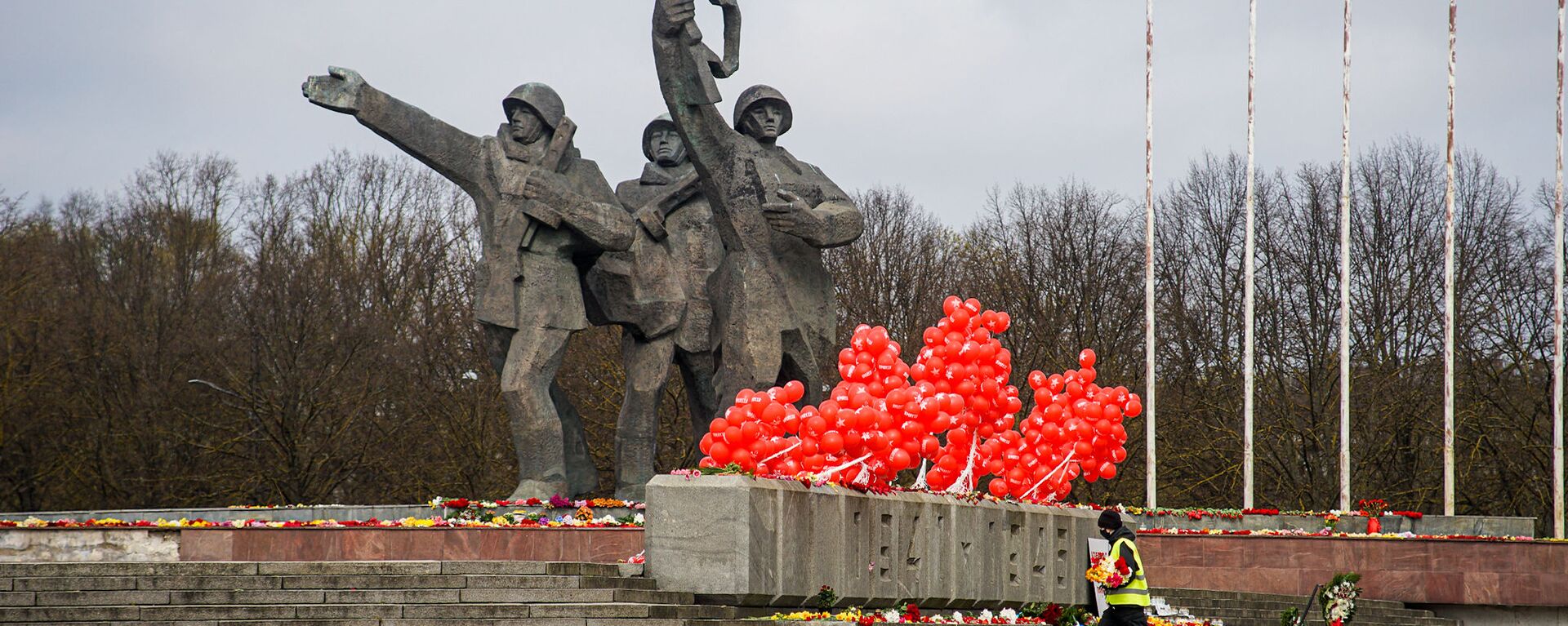 Gėlės prie paminklo Rygos išvaduotojams - Sputnik Lietuva, 1920, 03.02.2022