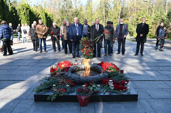 Несмотря на это, именно 9 мая многие потомки участников войны и бывшие военные в Литве возлагают цветы на могилы павших воинов.  - Sputnik Литва