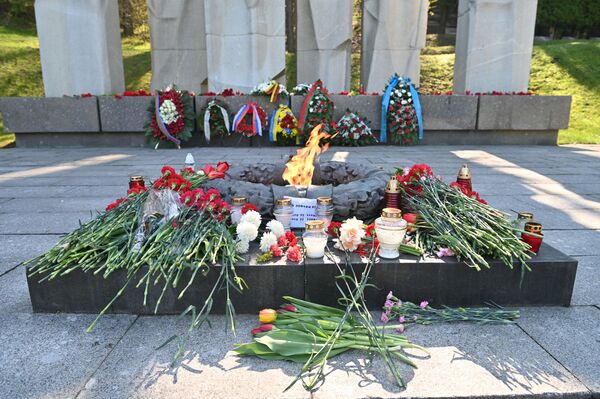 Традиционно местом возложения цветов является Вечный огонь, символически знаменующий собой торжественную память народа о павших героях. - Sputnik Литва