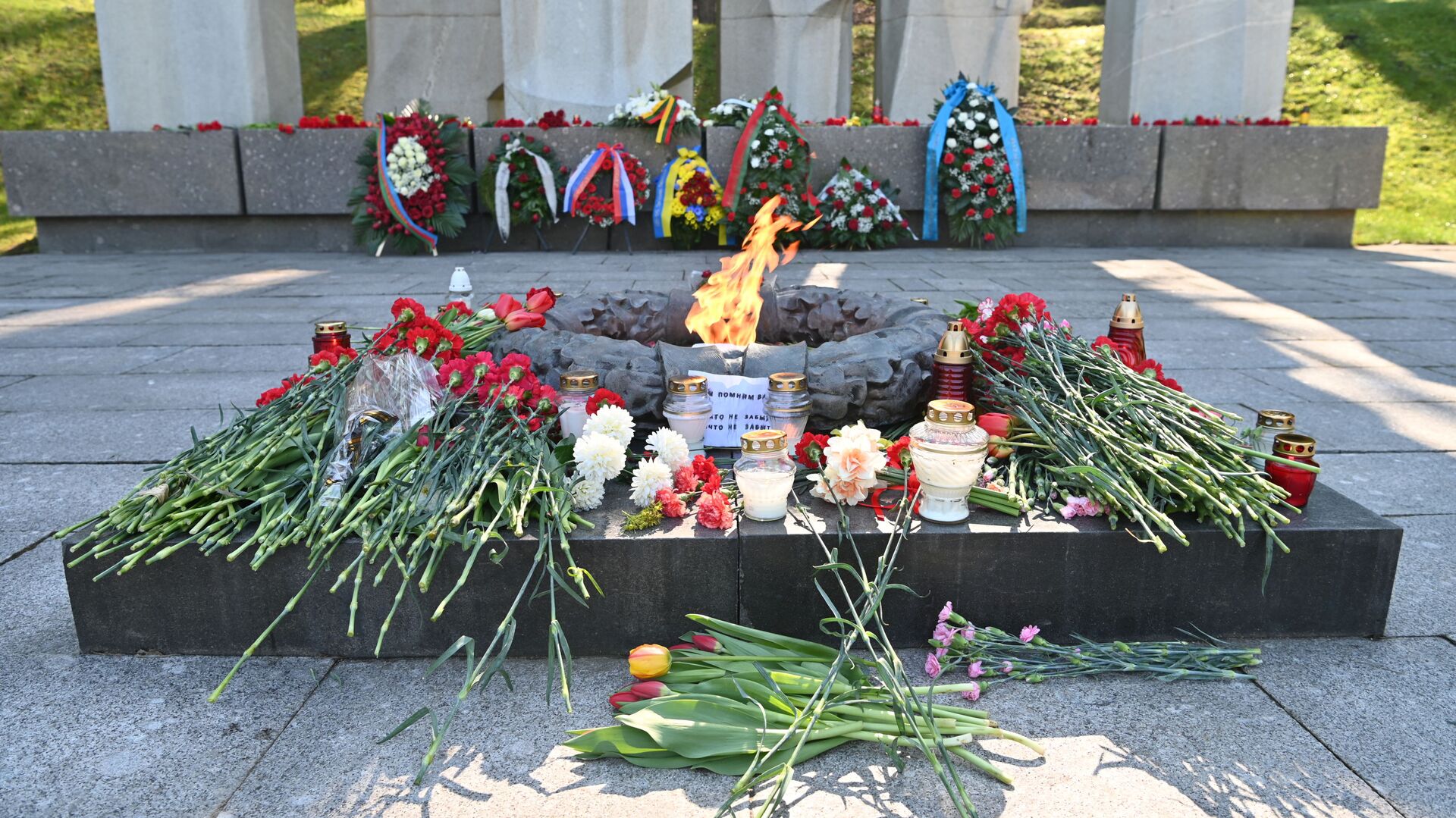 На Анткальнисском кладбище в Вильнюсе почтили память павших в Великой Отечественной войне - Sputnik Литва, 1920, 09.05.2022
