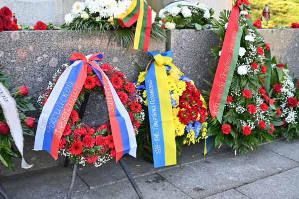 К мемориалу погибших воинов посольства бывших стран СССР принесли венки.  - Sputnik Литва