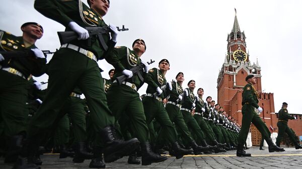 Курсанты на Красной площади в Москве перед началом военного парада в честь 76-й годовщины Победы - Sputnik Lietuva