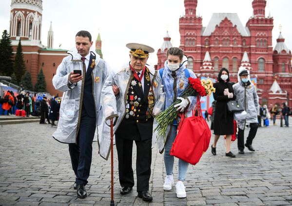 На мероприятие были приглашены ветераны Великой Отечественной войны, которые смотрели на парад с трибуны вместе с президентом РФ Владимиром Путиным. - Sputnik Литва