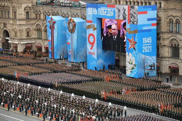 В параде приняли участие более 12 тысяч человек, свыше 190 образцов исторической, современной и перспективной боевой техники, а также 76 самолетов и вертолетов. - Sputnik Литва