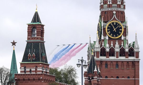 Cамолеты-буксировщики мишеней Су-25БМ окрасили небо в цвета российского флага. - Sputnik Литва