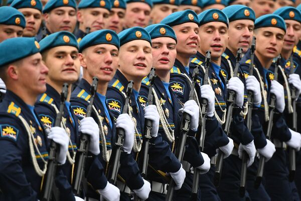 На фото: военнослужащие Воздушно-космических войск. - Sputnik Литва