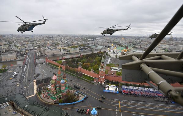 Parado oro dalį pirmiausia atidarė trys sunkvežimiai Mi-26. Po jų sekė daugiafunkciniai sraigtasparniai Mi-8, Mi-35, Ka-25 ir Berkut Mi-28N. Nuotraukoje: sraigtasparniai Mi-8. - Sputnik Lietuva