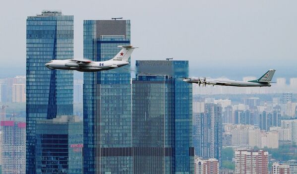 Nuotraukoje: virš verslo centro Moskva-siti skrieja tanklaivis Il-78 ir strateginių bombonešių-raketų nešėjas Tu-95MS. - Sputnik Lietuva