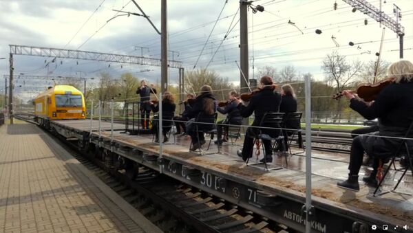 Оркестр исполнил Оду к радости на движущемся поезде - Sputnik Литва