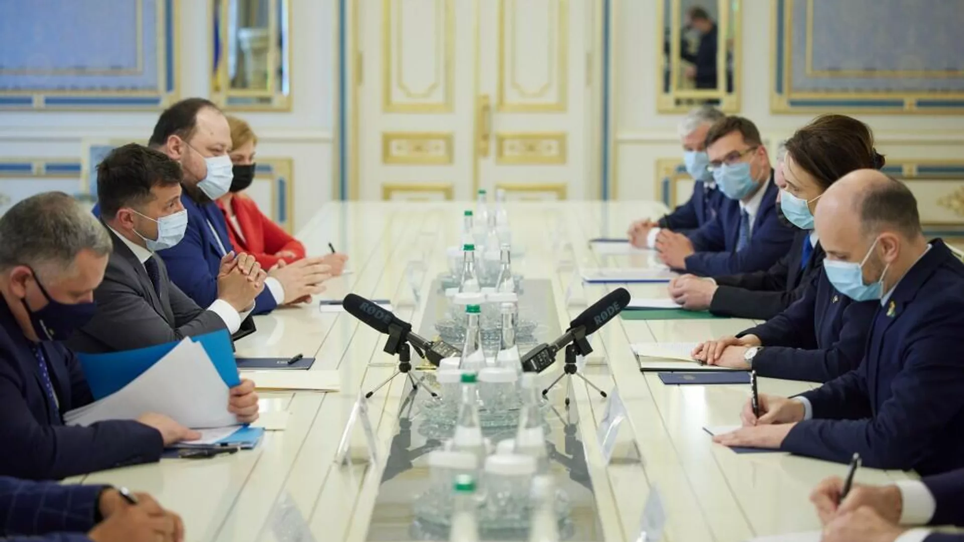 Ukrainos prezidentas Vladimiras Zelenskis susitikime su Lietuvos Seimo pirmininke Viktorija Čmilyte-Nielsen Ukrainos prezidentas Vladimiras Zelenskis susitikime su Lietuvos Seimo pirmininke Viktorija Čmilyte-Nielsen - Sputnik Lietuva, 1920, 12.05.2021