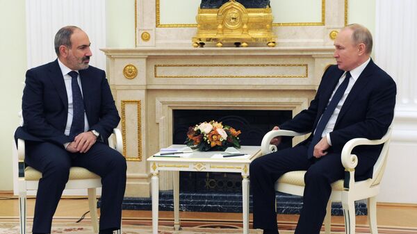 Президент РФ Владимир Путин и премьер-министр Армении Никол Пашинян (слева), архивное фото - Sputnik Литва