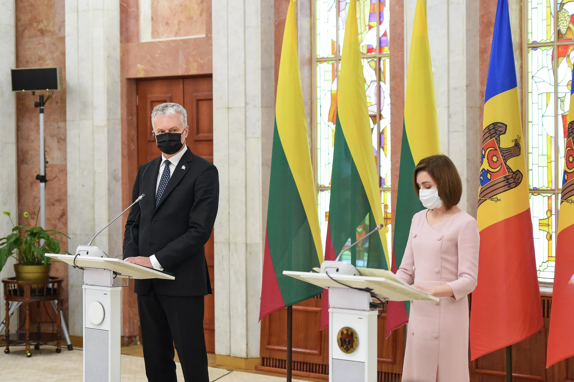 Президент Литвы Гитанас Науседа с президентом Молдавии Маей Санду Президент Литвы Гитанас Науседа с президентом Молдавии Маей Санду - Sputnik Lietuva, 1920, 14.05.2021