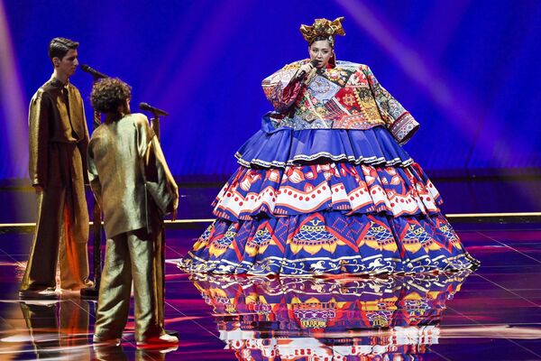 Tadžikų kilmės rusų dainininkė Manizha dainuoja dainą &quot;Russian Woman&quot;. Tai yra pirmoji kompozicija konkurse per 12 metų, kurioje yra žodžių rusų kalba. Daina skirtas moterims iš Rusijos. - Sputnik Lietuva