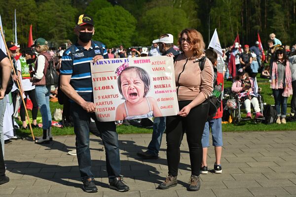 Участники акции выступают в поддержку семьи в ее традиционном понимании – как союза мужчины и женщины. - Sputnik Литва
