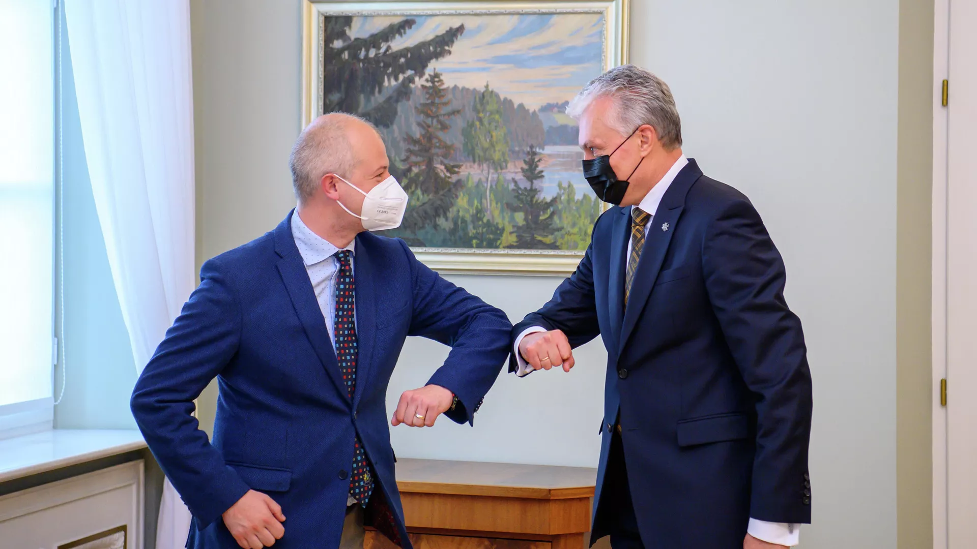 Lietuvos prezidentas Gitanas Nausėda su aplinkos ministru Simonu Gentvilu Lietuvos prezidentas Gitanas Nausėda su aplinkos ministru Simonu Gentvilu - Sputnik Lietuva, 1920, 19.05.2021