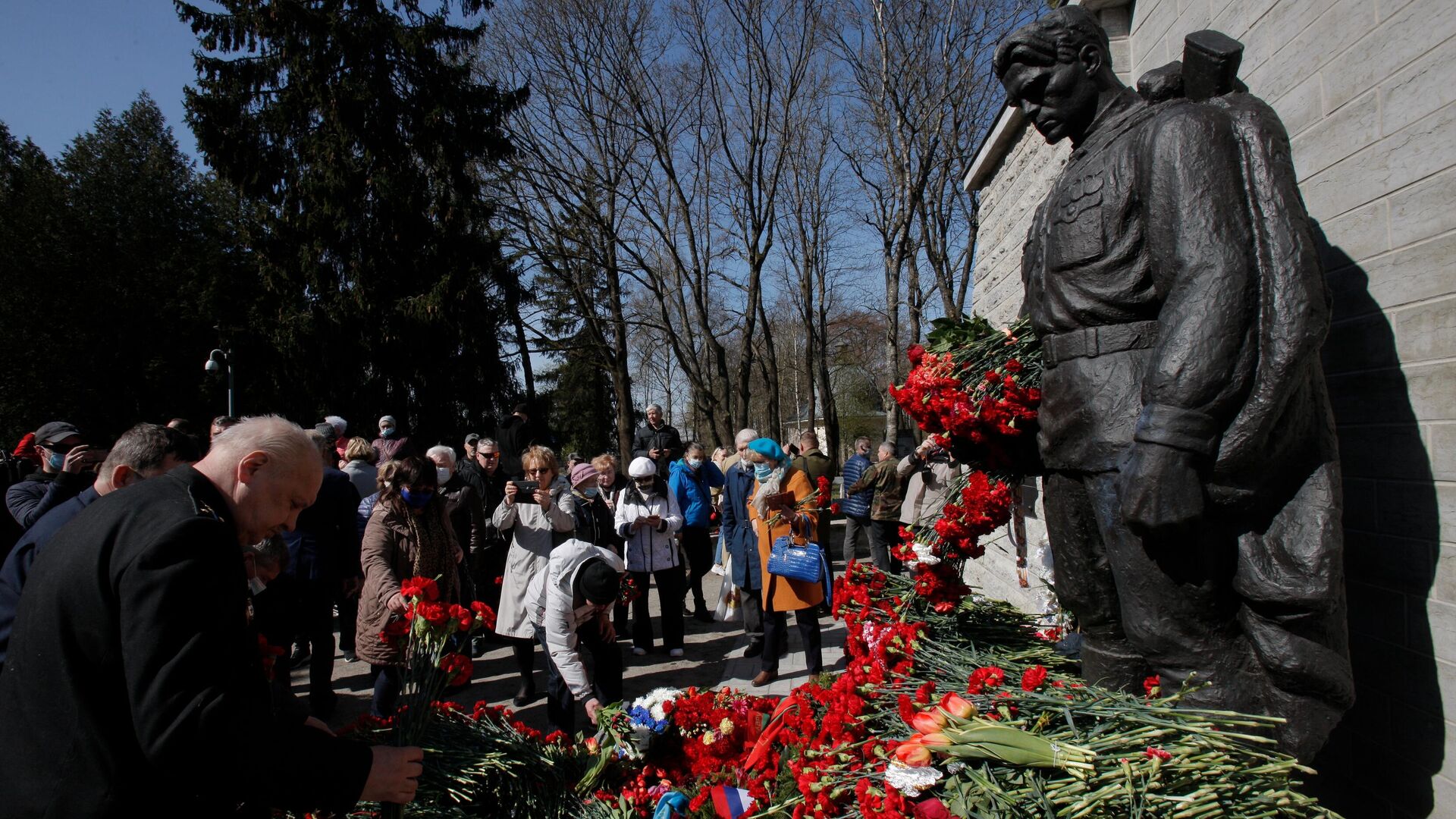 Возложение цветов к монументу Павшим во Второй мировой войне на Военном кладбище в Таллине - Sputnik Lietuva, 1920, 22.05.2021