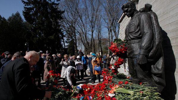 Возложение цветов к монументу Павшим во Второй мировой войне на Военном кладбище в Таллине - Sputnik Lietuva