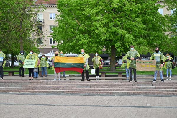 Trečiadienį — tą dieną, kai ministerija turėjo priimti sprendimą — Nepriklausomybės aikštėje prie Lietuvos Seimo rūmų susirinko nedidelis protestuotojų skaičius. - Sputnik Lietuva