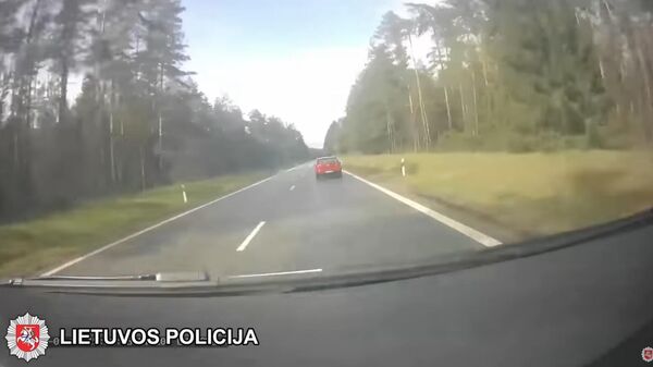 В Литве водитель нагло обогнал полицейских - Sputnik Литва
