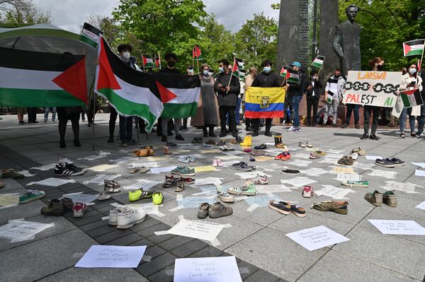 Organizatoriai padėjo batus šalia Kudirkos paminklo, pagerbdami Izraelio agresijos aukas. - Sputnik Lietuva