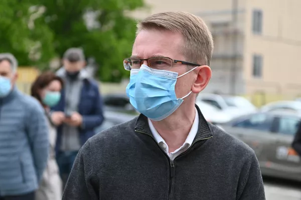Prie protestuotojų išėjo Lietuvos sveikatos apsaugos ministras Arūnas Dulkys, kurį anksčiau Darbo partijos frakcija pakvietė pasisakyti apie mobingo problemą gydymo įstaigose. Prie protestuotojų išėjo Lietuvos sveikatos apsaugos ministras Arūnas Dulkys, kurį anksčiau Darbo partijos frakcija pakvietė pasisakyti apie mobingo problemą gydymo įstaigose. - Sputnik Lietuva