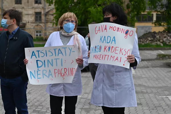 Užrašai ant plakatų: "Atsistatydinti nėra pagrindo", "Gana mobingo, kada Darbo kodekso pakeitimai". Užrašai ant plakatų: "Atsistatydinti nėra pagrindo", "Gana mobingo, kada Darbo kodekso pakeitimai". - Sputnik Lietuva