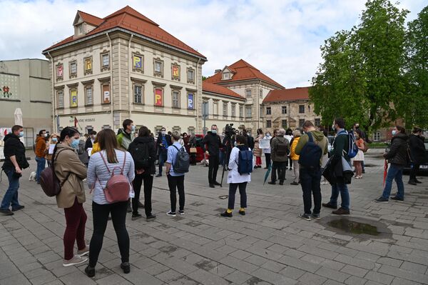 Protestuotojai susirinko Vilniuje, Vilniaus gatvėje, priešais Sveikatos apsaugos ministerijos pastatą. - Sputnik Lietuva