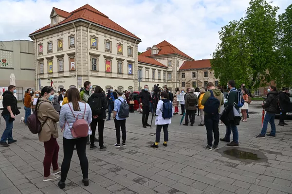 Protestuotojai susirinko Vilniuje, Vilniaus gatvėje, priešais Sveikatos apsaugos ministerijos pastatą. Protestuotojai susirinko Vilniuje, Vilniaus gatvėje, priešais Sveikatos apsaugos ministerijos pastatą. - Sputnik Lietuva