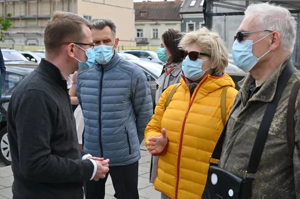 Medicinos darbuotojai išreiškė savo požiūrį į šią problemą ir reikalavo dialogo su valdžios institucijomis šiuo klausimu. Medicinos darbuotojai išreiškė savo požiūrį į šią problemą ir reikalavo dialogo su valdžios institucijomis šiuo klausimu. - Sputnik Lietuva