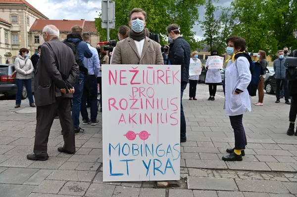 Dulkys taip pat buvo raginamas kaip Sveikatos apsaugos ministerijos vadovas inicijuoti galimo netinkamo elgesio oficialų patikrinimą ar tyrimą. Užrašas: "Nežiūrėk pro rožinius akinius. Mobingas LT yra". Dulkys taip pat buvo raginamas kaip Sveikatos apsaugos ministerijos vadovas inicijuoti galimo netinkamo elgesio oficialų patikrinimą ar tyrimą. Užrašas: "Nežiūrėk pro rožinius akinius. Mobingas LT yra". - Sputnik Lietuva