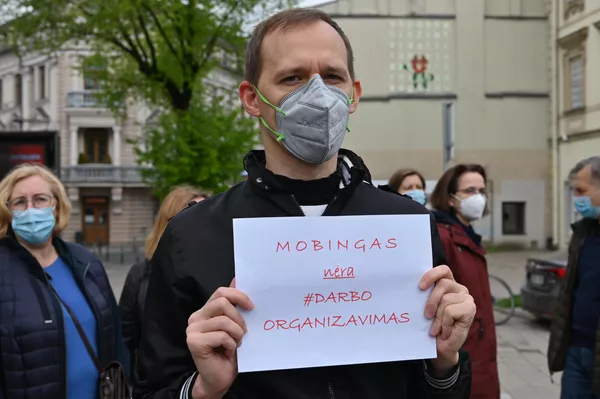 Kol kas Sveikatos apsaugos ministerija sudarė grupę pokyčiams inicijuoti, ji, bendradarbiaudama su Valstybine darbo inspekcija ir psichologais, ketina tikslingai dirbti šioje srityje. Kol kas Sveikatos apsaugos ministerija sudarė grupę pokyčiams inicijuoti, ji, bendradarbiaudama su Valstybine darbo inspekcija ir psichologais, ketina tikslingai dirbti šioje srityje. - Sputnik Lietuva