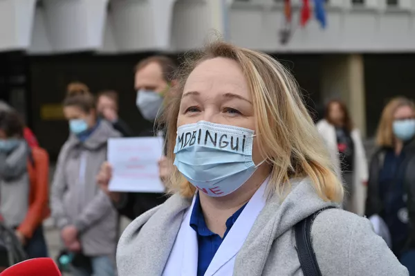 Savo ruožtu protestuotojai išreiškė susirūpinimą, kad Šiaulių ligoninei, kurioje įvyko tragedija, vis dar vadovauja tie, kurie nesiėmė jokių veiksmų, kad išsaugotų mirusios merginos psichikos sveikatą. Savo ruožtu protestuotojai išreiškė susirūpinimą, kad Šiaulių ligoninei, kurioje įvyko tragedija, vis dar vadovauja tie, kurie nesiėmė jokių veiksmų, kad išsaugotų mirusios merginos psichikos sveikatą. - Sputnik Lietuva