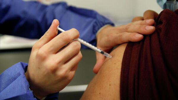Медработник делает прививку от коронавируса вакциной Pfizer / BioNTech - Sputnik Литва
