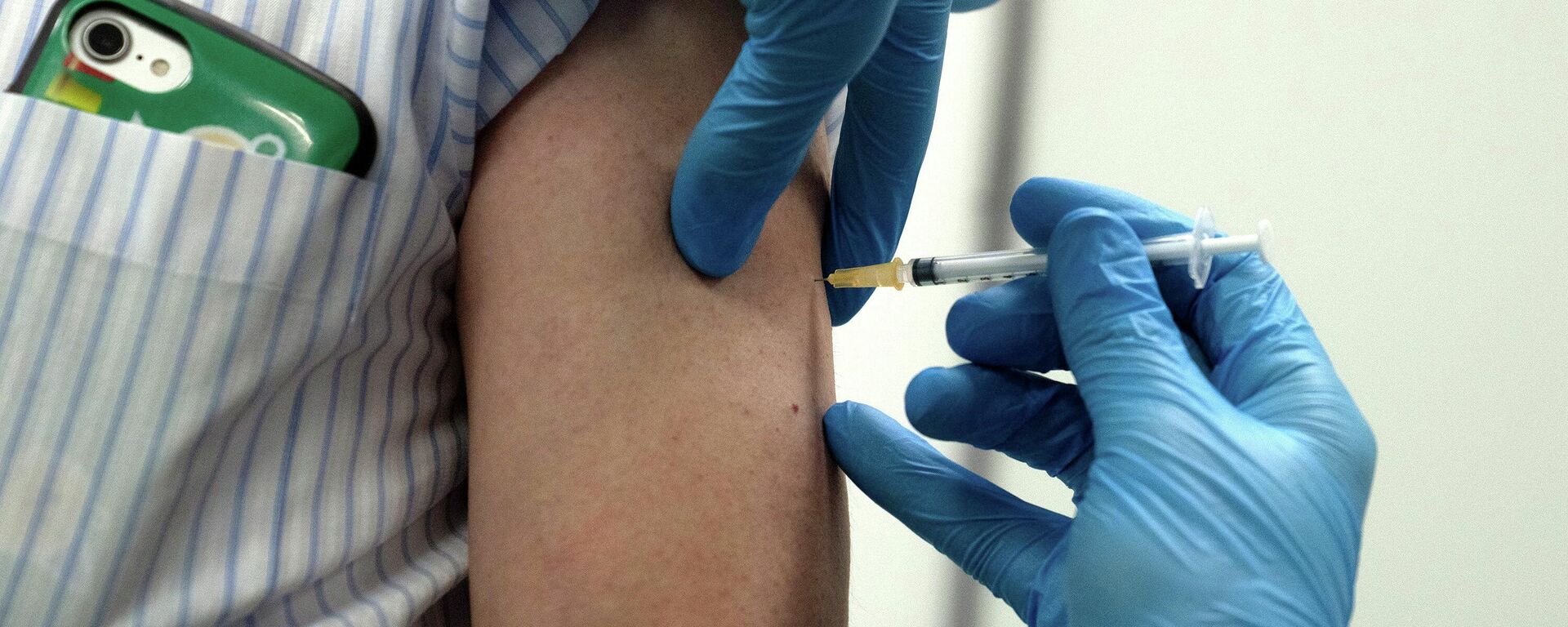 Медработник делает прививку от коронавируса вакциной Moderna - Sputnik Литва, 1920, 24.05.2021