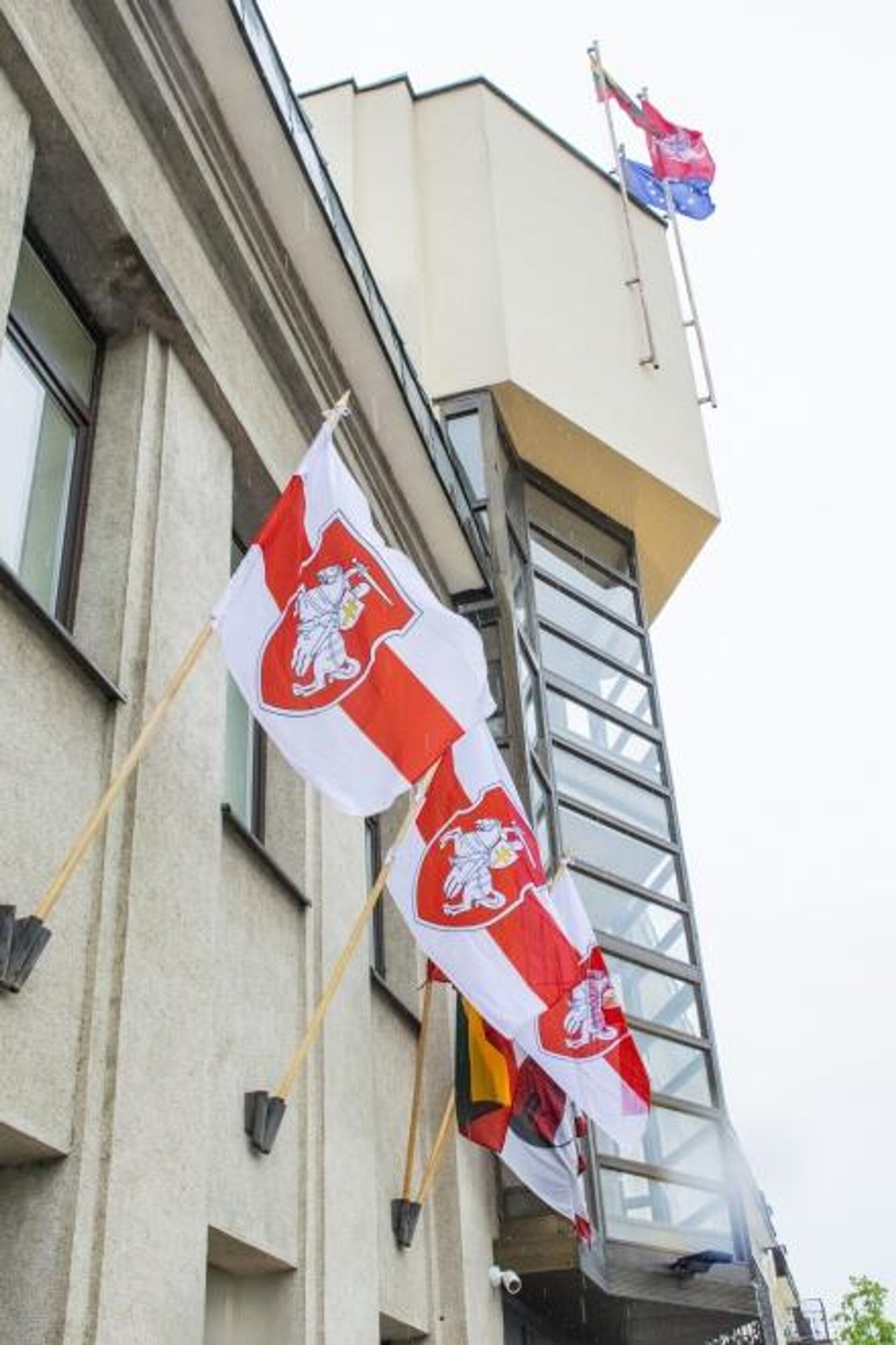 В Паневежисе подняли бело-красно-белый флаг, который использует белорусская оппозиция - Sputnik Литва, 1920, 26.05.2021
