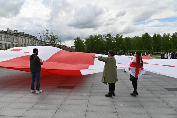 В честь праздника на площади Лукишкес растянули огромный грузинский флаг. - Sputnik Литва