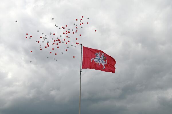 Над площадью организаторы празднования выпустили красные и белые шары, символизирующие цвета грузинского флага. - Sputnik Литва