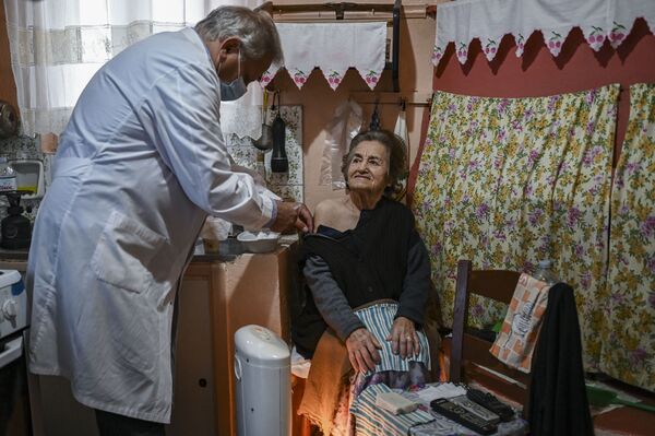 Daugelis pagyvenusių mažos Graikijos Elafoniso salos gyventojų patys negali apsilankyti medicinos centre. Todėl gydytojai atvyksta į namus atlikti injekcijos. Saloje yra tik penkios gyvenvietės. - Sputnik Lietuva