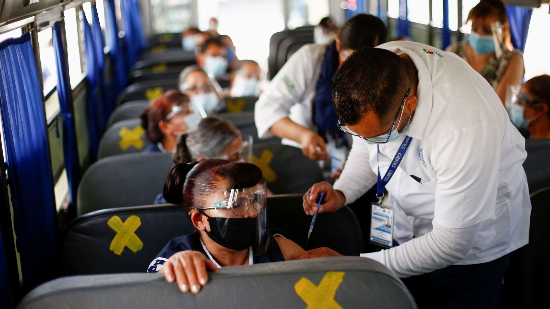 Сотрудники получают дозу вакцины от коронавируса Pfizer-BioNTech (COVID-19) в автобусе в Сьюдад-Хуарес, Мексика - Sputnik Lietuva, 1920, 02.06.2021