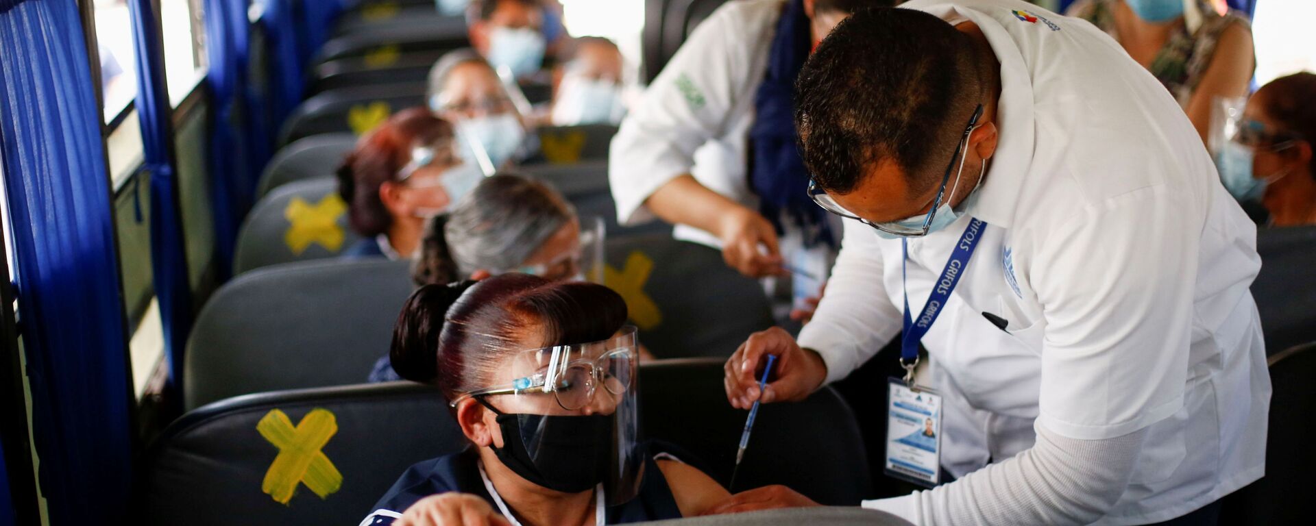 Сотрудники получают дозу вакцины от коронавируса Pfizer-BioNTech (COVID-19) в автобусе в Сьюдад-Хуарес, Мексика - Sputnik Lietuva, 1920, 02.06.2021
