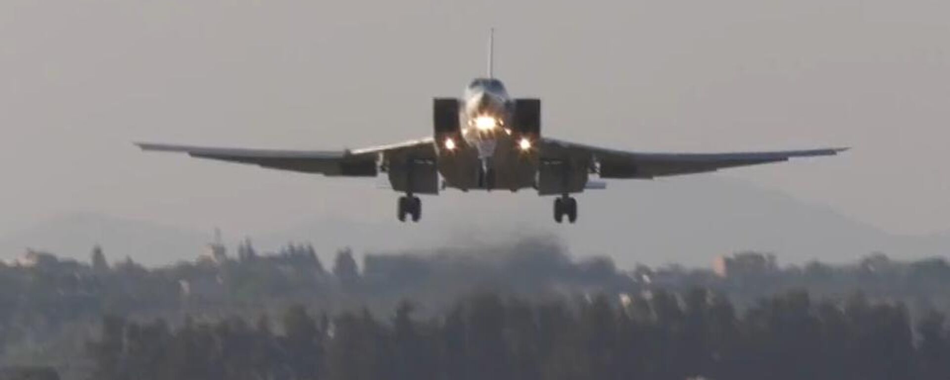 Дальние бомбардировщики Ту-22 впервые приземлились на авиабазе Хмеймим в Сирии - Sputnik Литва, 1920, 27.05.2021