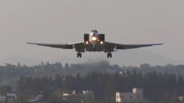 Дальние бомбардировщики Ту-22 впервые приземлились на авиабазе Хмеймим в Сирии - Sputnik Литва