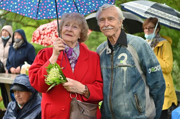 Dabar senjorai dalyvauja renginyje norėdami prisiminti savo jaunystę ir pabendrauti. - Sputnik Lietuva