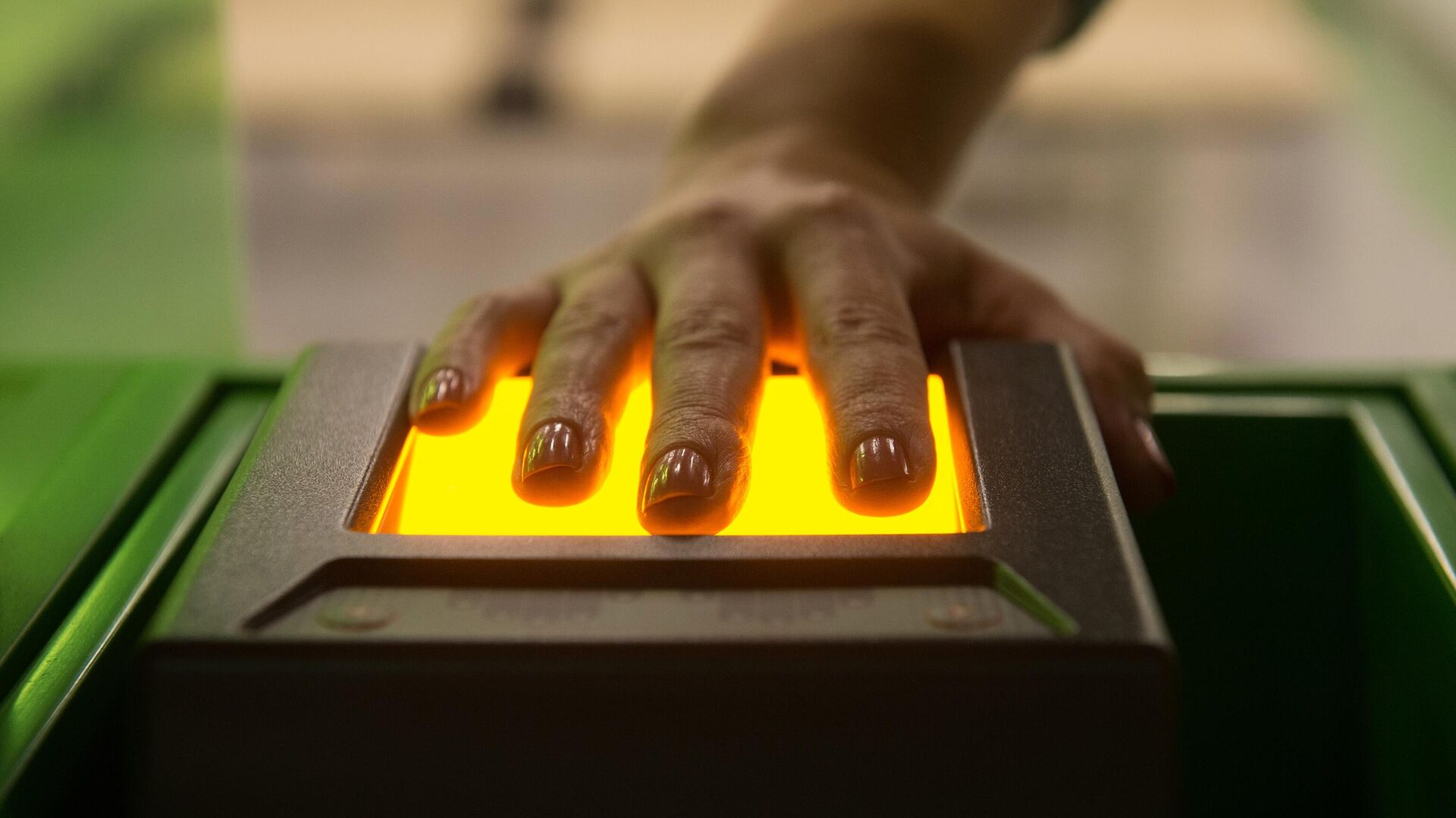 Сканирующее отпечатки пальцев устройство в визовом центре - Sputnik Литва, 1920, 12.07.2021