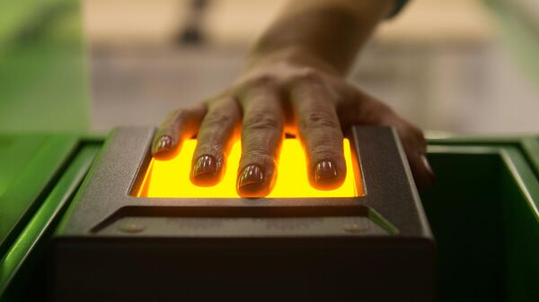 Сканирующее отпечатки пальцев устройство в визовом центре - Sputnik Литва