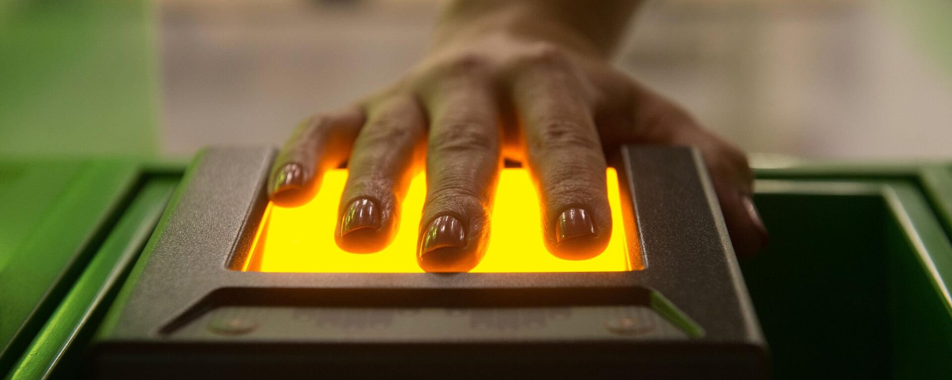 Сканирующее отпечатки пальцев устройство в визовом центре - Sputnik Литва, 1920, 30.05.2021