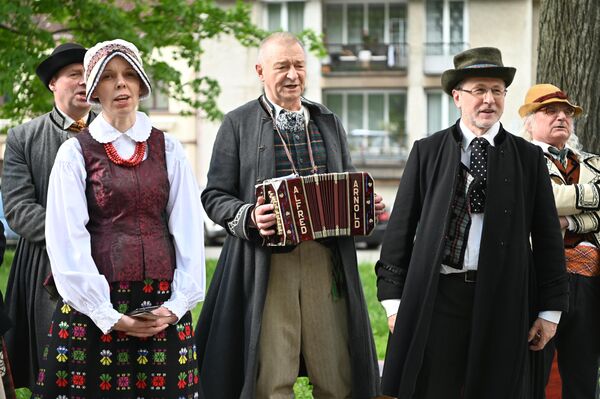 Paskutinę dieną vilniečiai ir sostinės svečiai buvo pakviesti dalyvauti &quot;Skambančiame senamiestyje&quot; — masiniame tradicinių dainų ir šokių renginyje. - Sputnik Lietuva