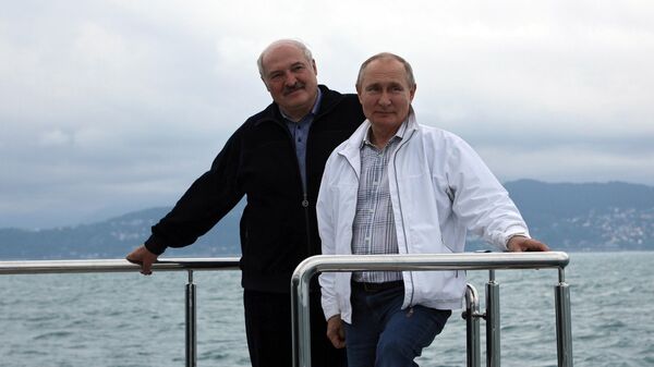 Президент РФ Владимир Путин и президент Белоруссии Александр Лукашенко совершили морскую прогулку - Sputnik Литва